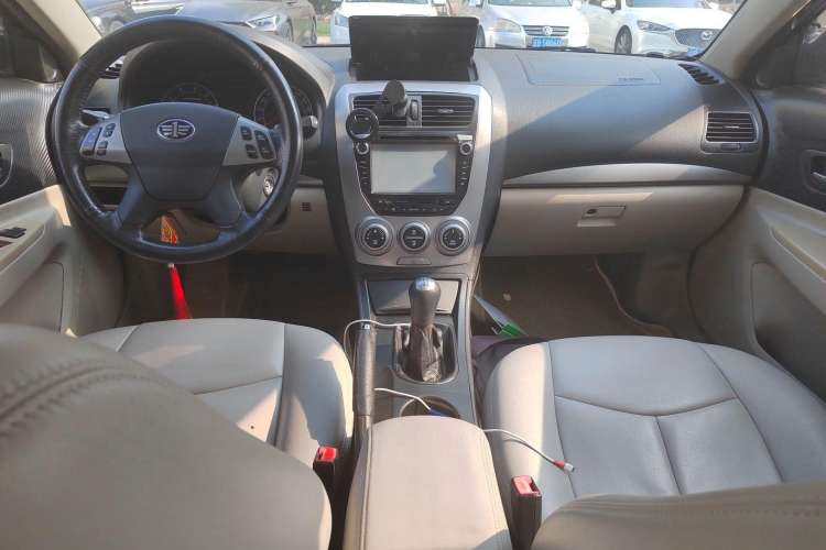 Used Bestune B50 2011 1.6L manual luxury version Center Console