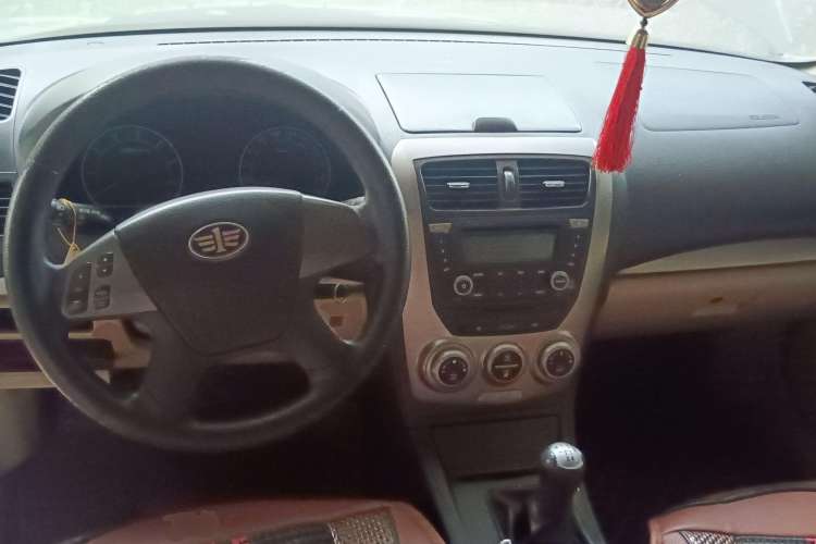 Used Bestune B50 2011 1.6L manual fashion version Center Console