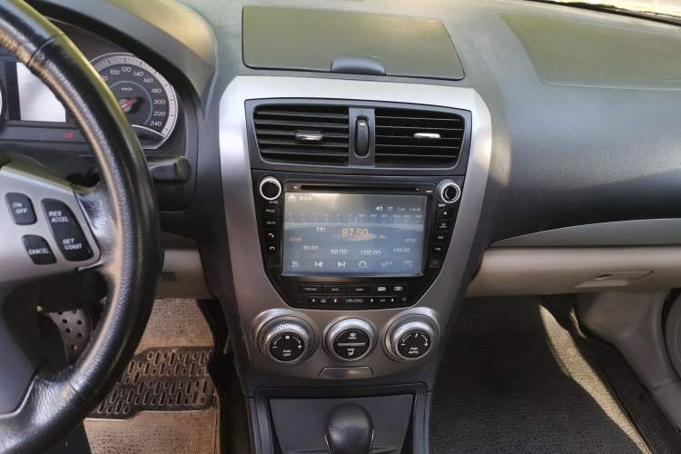 Used Bestune B50 2012 1.6L automatic with sunroof Audio And AC Panel