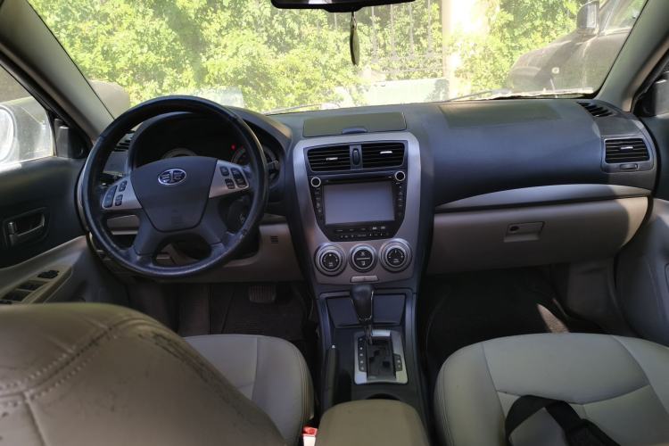 Used Bestune B50 2012 1.6L automatic with sunroof Center Console