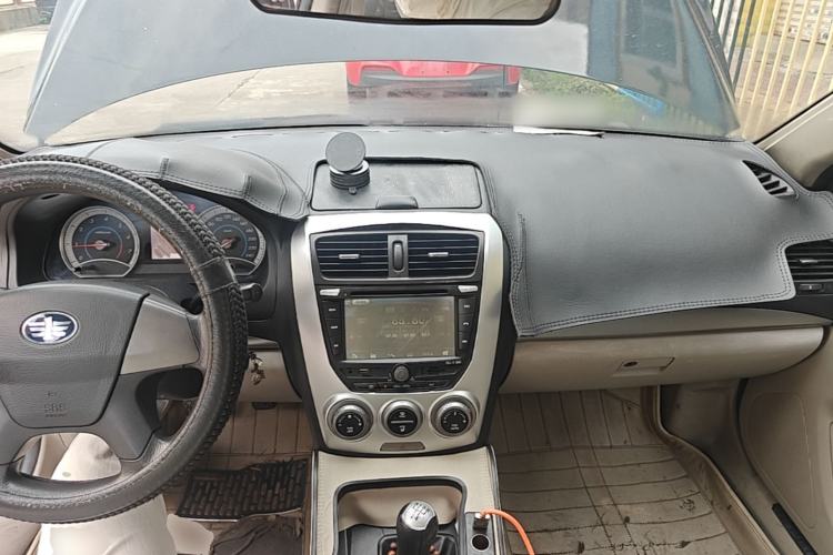 Used Bestune B50 2012 1.6L manual fashion version Center Console