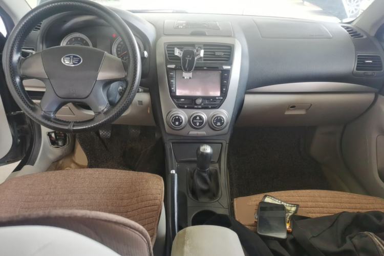 Used Bestune B50 2012 1.6L Manual Limited Edition Center Console