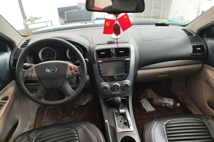 Used Bestune B50 2012 1.6L automatic with sunroof Center Console