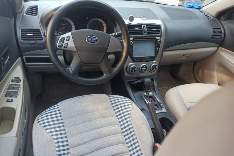 Used Bestune B50 2012 1.6L automatic fashion version Center Console
