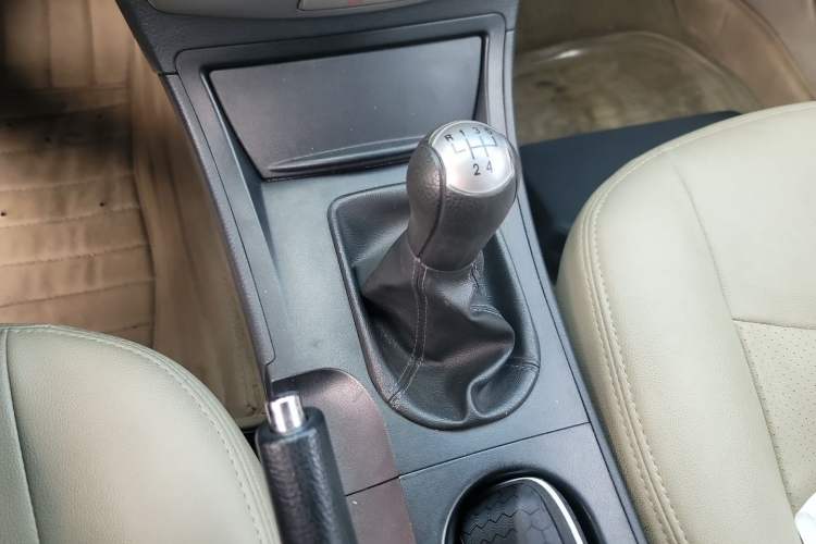 Used Bestune B50 2012 1.6L manual sunroof version Gear Lever