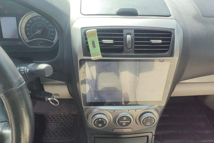 Used Bestune B50 2012 1.6L automatic with sunroof Audio And AC Panel