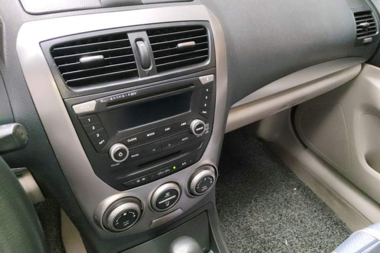 Used Bestune B50 2012 1.6L automatic with sunroof Audio And AC Panel