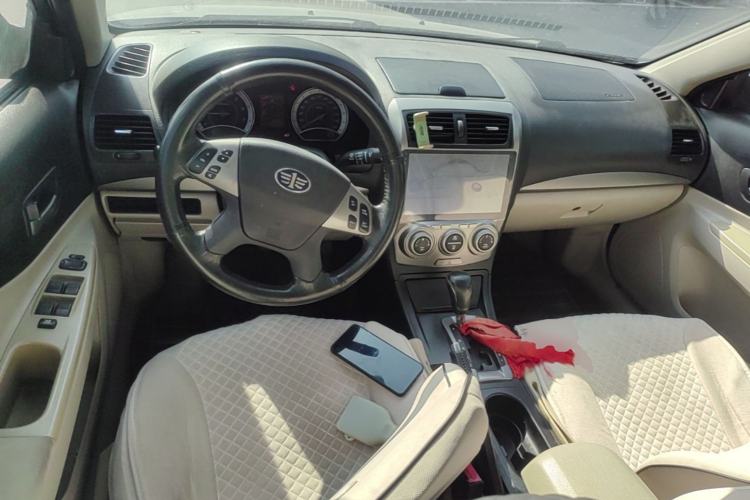Used Bestune B50 2012 1.6L automatic with sunroof Center Console