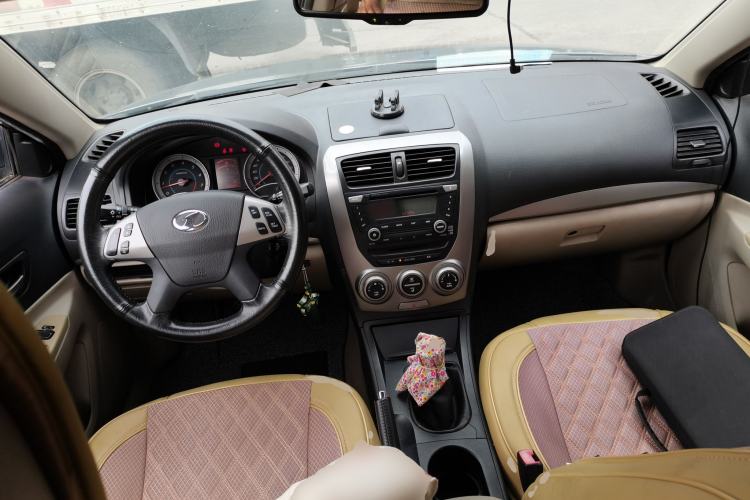 Used Bestune B50 2012 1.6L manual sunroof version Center Console