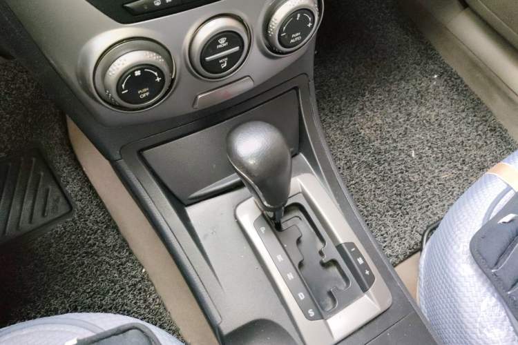 Used Bestune B50 2012 1.6L automatic with sunroof Gear Lever