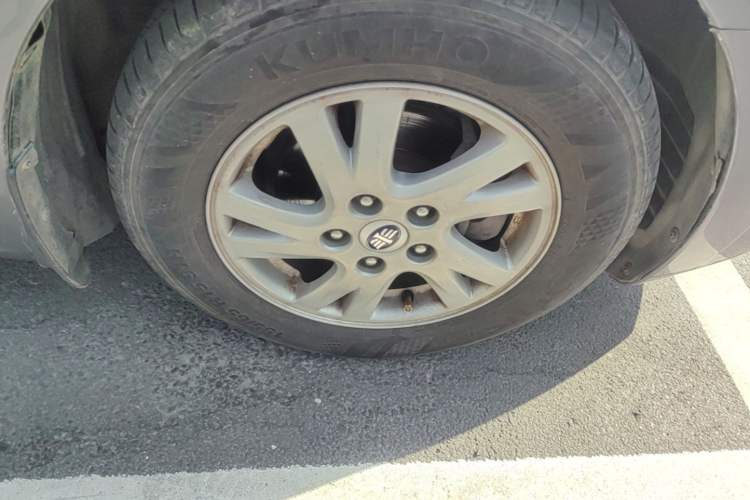 Used Bestune B50 2012 1.6L automatic with sunroof Right Front Wheel Hub