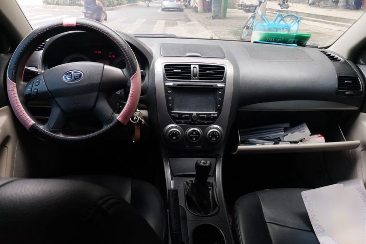 Used Bestune B50 2012 1.6L manual fashion version Center Console