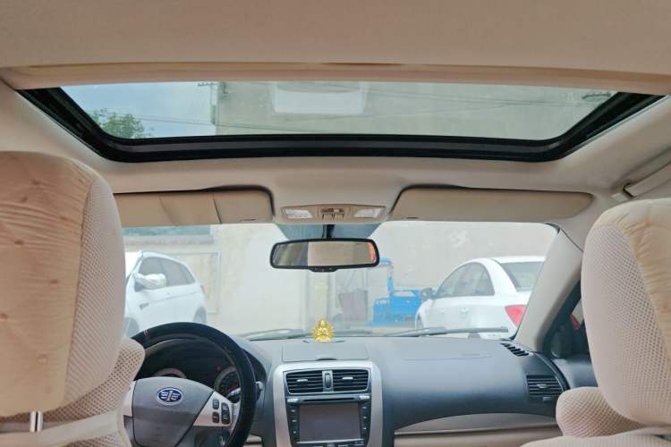 Used Bestune B50 2012 1.6L manual sunroof version Headliner