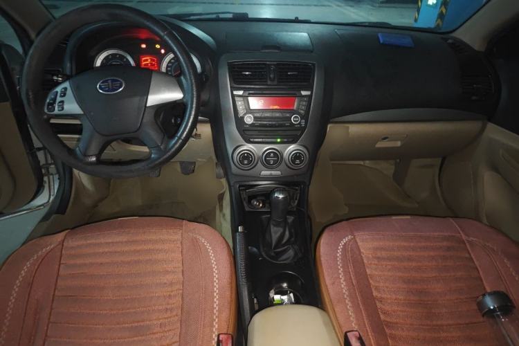 Used Bestune B50 2012 1.6L manual fashion version Center Console