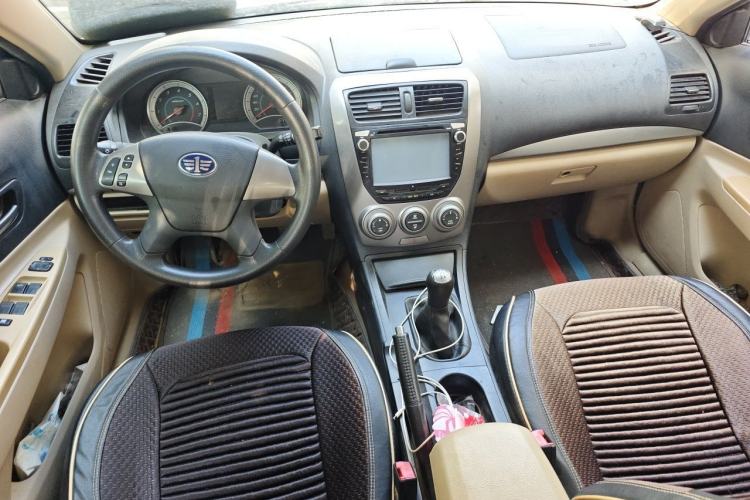 Used Bestune B50 2012 1.6L manual fashion version Center Console