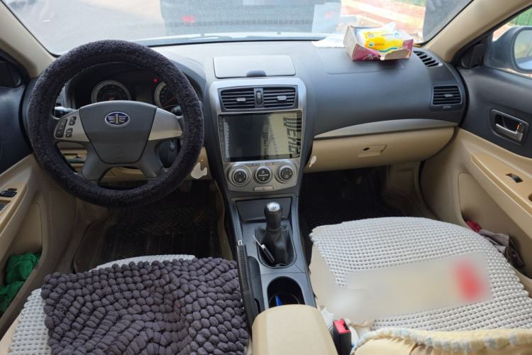 Used Bestune B50 2012 1.6L manual fashion version Center Console