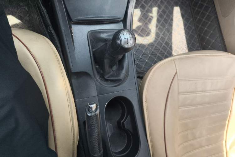 Used Bestune B50 2012 1.6L manual fashion version Gear Lever