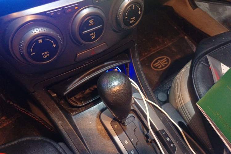 Used Bestune B50 2012 1.6L automatic with sunroof Gear Lever