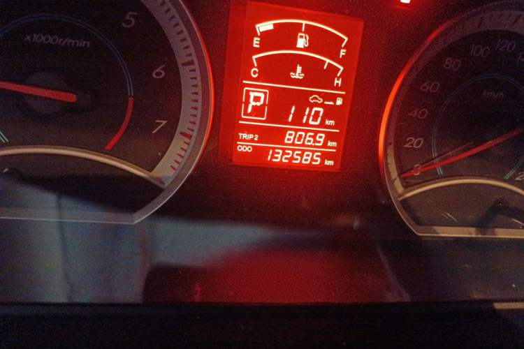 Used Bestune B50 2012 1.6L automatic with sunroof Odometer Close Up