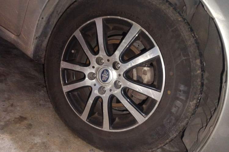 Used Bestune B50 2012 1.6L automatic with sunroof Right Front Wheel Hub