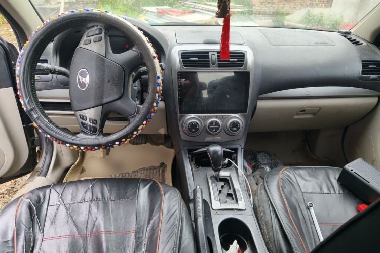 Used Bestune B50 2012 1.6L automatic with sunroof Center Console
