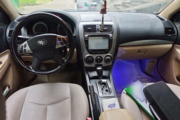 Used Bestune B50 2012 1.6L automatic with sunroof Center Console