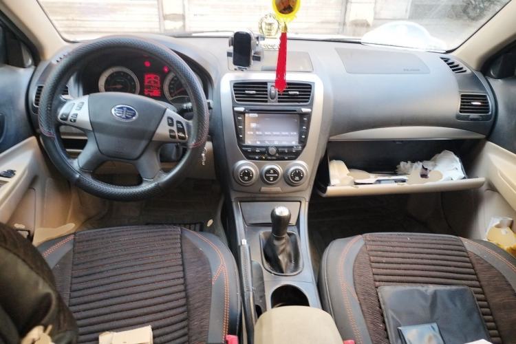 Used Bestune B50 2012 1.6L manual sunroof version Center Console