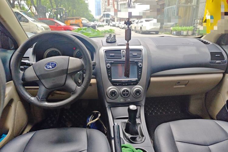 Used Bestune B50 2012 1.6L manual fashion version Center Console