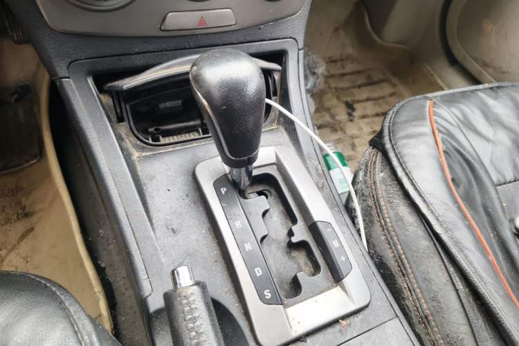 Used Bestune B50 2012 1.6L automatic with sunroof Gear Lever
