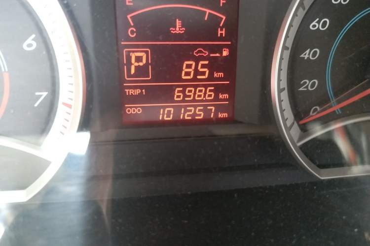 Used Bestune B50 2012 1.6L automatic with sunroof Odometer Close Up