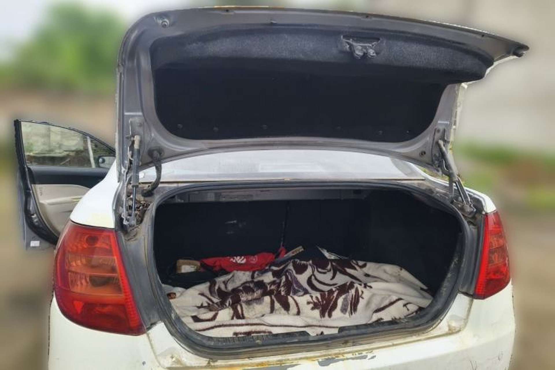 Used Bestune B50 2012 1.6L automatic with sunroof Trunk