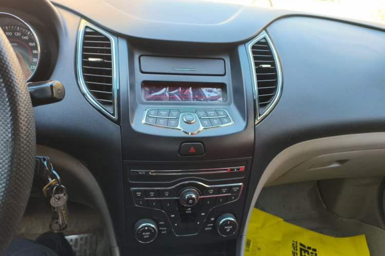 Used Bestune B50 2013 1.6L manual Comfort trim level Audio And AC Panel
