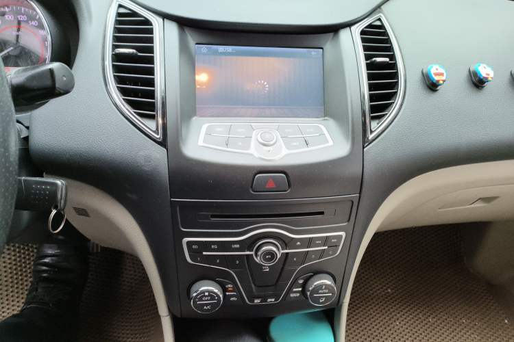 Used Bestune B50 2013 1.6L automatic luxury version Audio And AC Panel