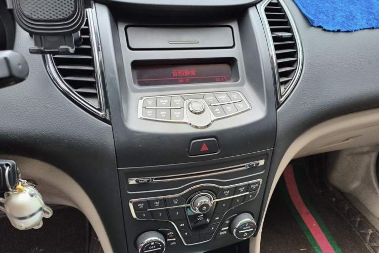 Used Bestune B50 2013 1.6L automatic luxury version Audio And AC Panel