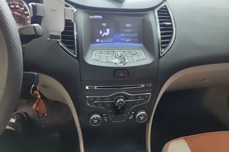 Used Bestune B50 2013 1.6L manual Comfort trim level Audio And AC Panel