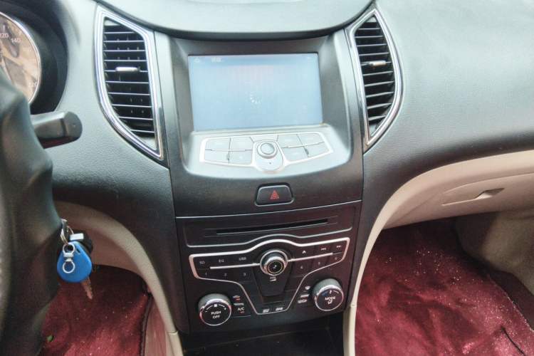 Used Bestune B50 2013 1.6L manual Comfort trim level Audio And AC Panel