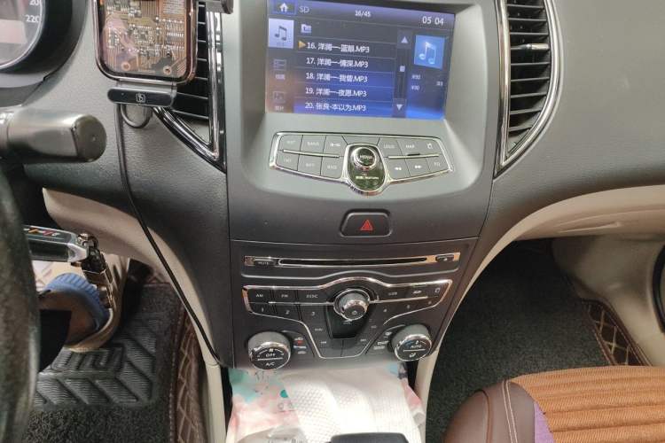 Used Bestune B50 2013 1.6L automatic luxury version Audio And AC Panel