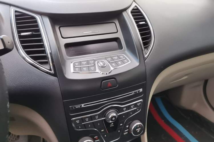 Used Bestune B50 2013 1.6L manual Comfort trim level Audio And AC Panel