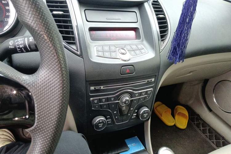 Used Bestune B50 2013 1.6L manual Comfort trim level Audio And AC Panel