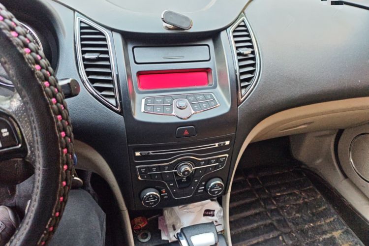 Used Bestune B50 2013 1.6L automatic luxury version Audio And AC Panel