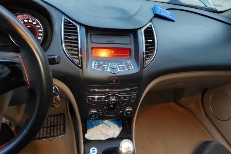 Used Bestune B50 2013 1.6L manual Comfort trim level Audio And AC Panel