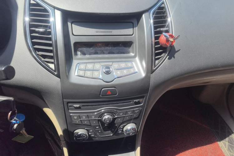 Used Bestune B50 2013 1.6L manual luxury version Audio And AC Panel