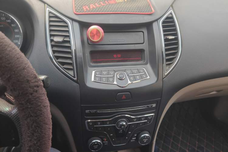 Used Bestune B50 2013 1.6L manual Comfort trim level Audio And AC Panel