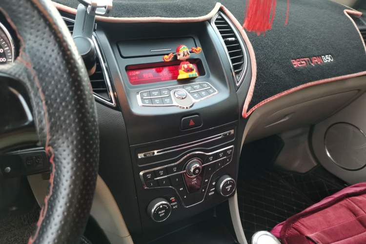 Used Bestune B50 2013 1.6L manual Comfort trim level Audio And AC Panel