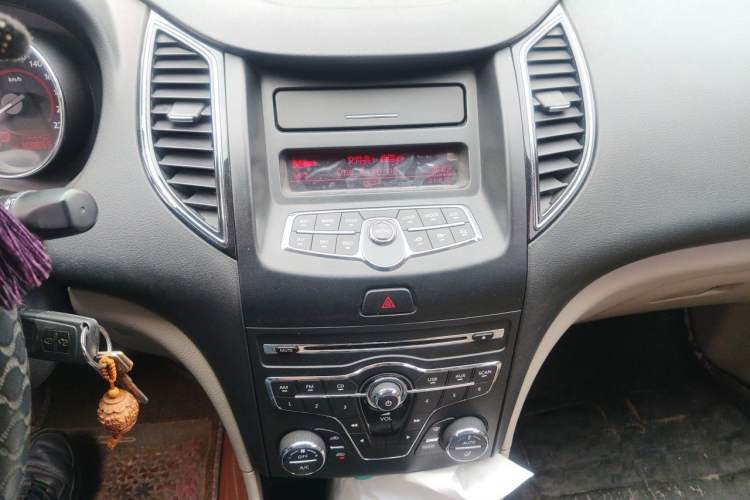 Used Bestune B50 2013 1.6L automatic luxury version Audio And AC Panel