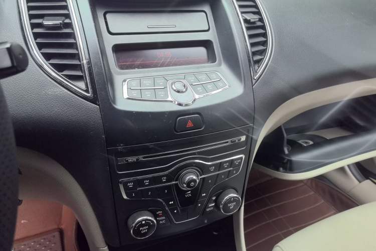 Used Bestune B50 2013 1.6L manual Comfort trim level Audio And AC Panel