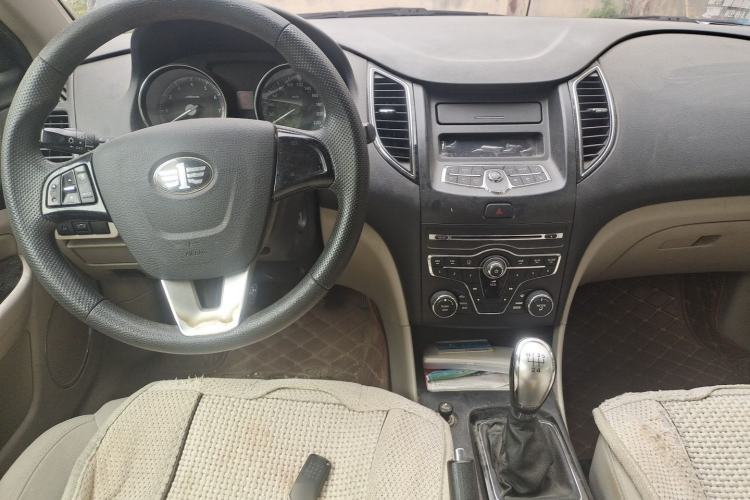 Used Bestune B50 2013 1.6L manual Comfort trim level Center Console