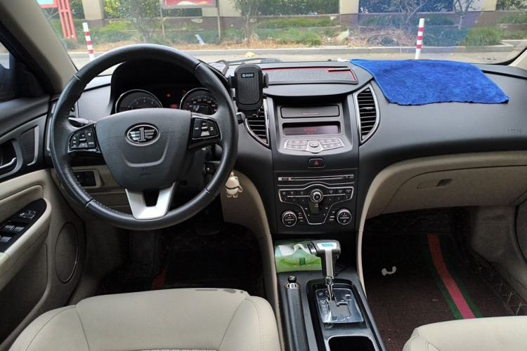 Used Bestune B50 2013 1.6L automatic luxury version Center Console