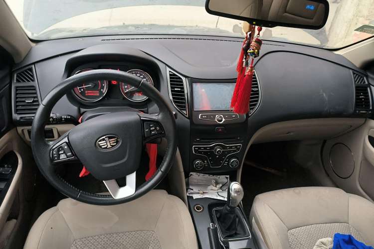 Used Bestune B50 2013 1.6L manual luxury version Center Console