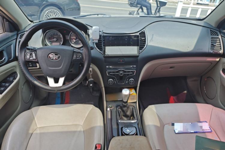 Used Bestune B50 2013 1.6L manual luxury version Center Console